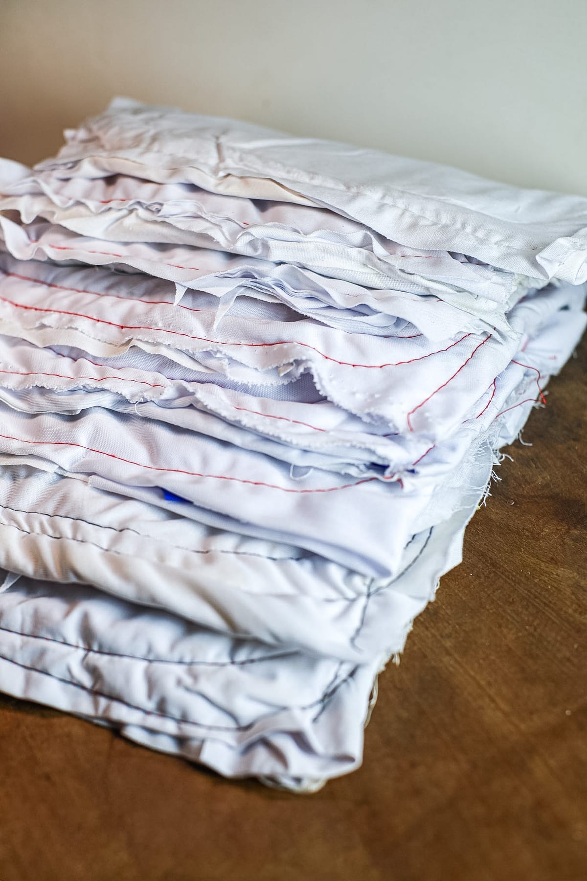 Trapo de malha costurada branco com costura vermelha