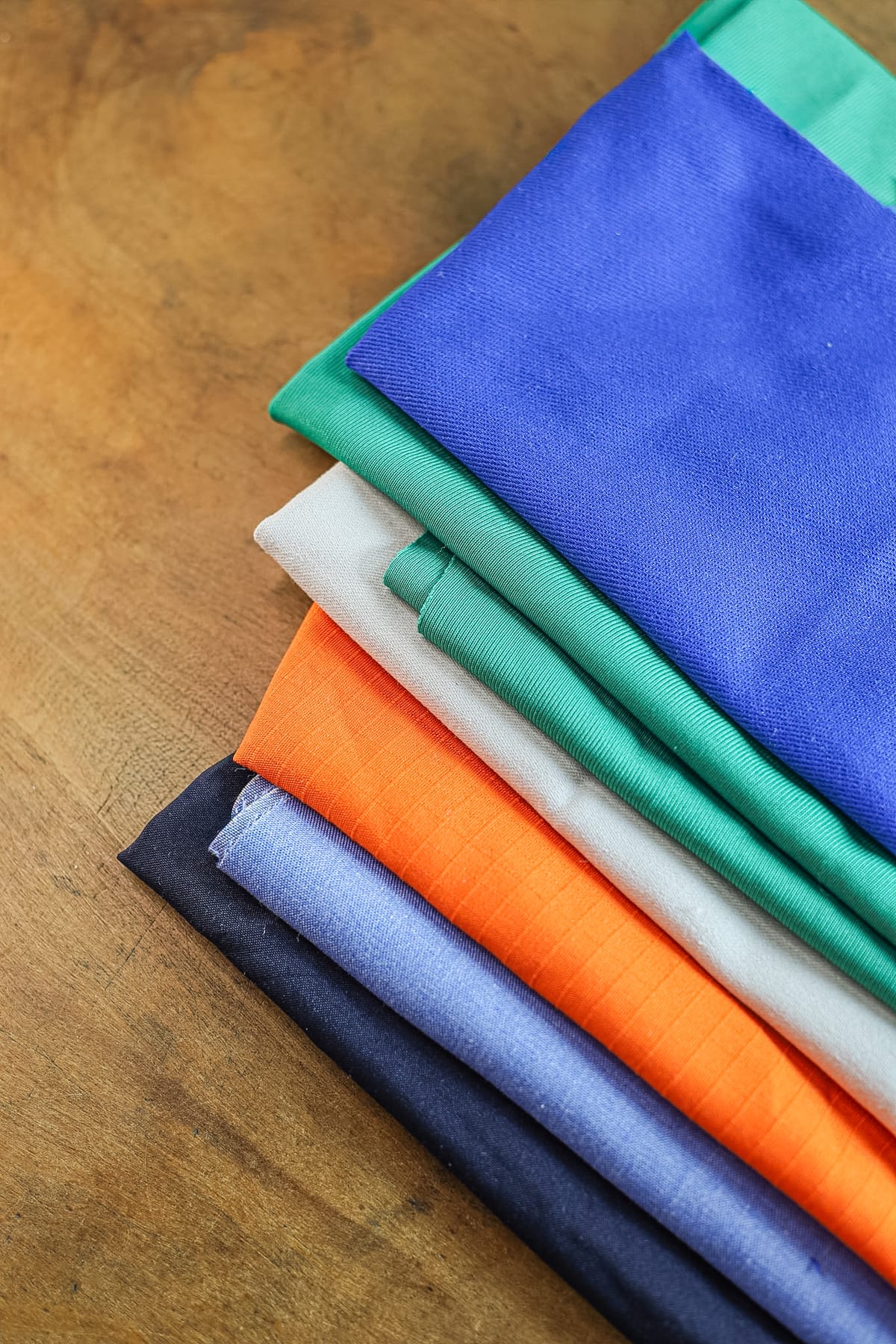 Trapos de brim colorido dobrados em cores variadas