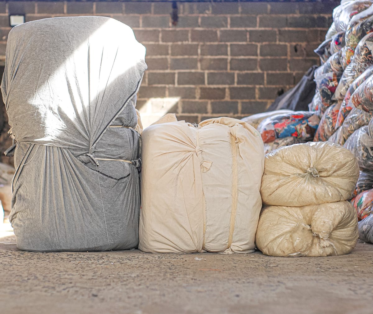 Fardos prensados e embalados de diferentes materiais